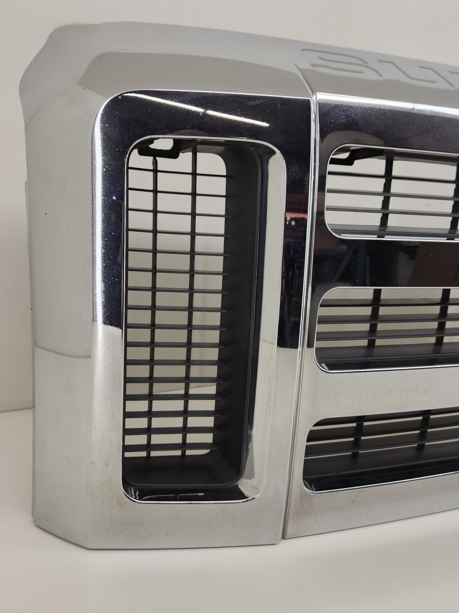 Second image of 2008-2010 Ford F250 F550 XLT Chrome Front Grille Emblem Logo OEM